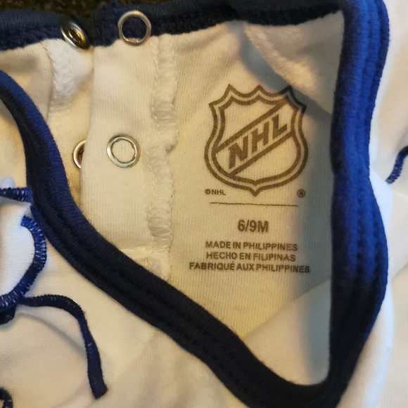 Toronto Maple Leafs onesie - Picture 2 of 3